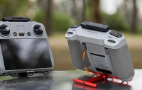 Uchwyt ze smyczą Sunnylife do kontrolera DJI RC / RC 2 (czerwony)