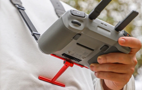 Uchwyt ze smyczą Sunnylife do kontrolera DJI RC / RC 2 (czerwony)